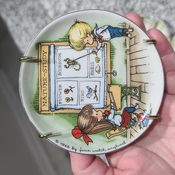 5 VINTAGE JOAN WALSH ANGLUND DECORATIVE PLATES. EBELING & REUSS, W GERMANY 1966 - Picture 4 of 8